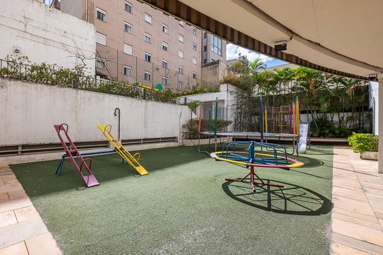 Venda de apartamento mobiliado com 3 quartos, quintal e churrasqueira no condomínio. — Área comum - Playground
