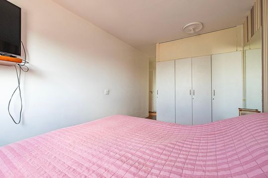 Venda de apartamento mobiliado com 3 quartos, quintal e churrasqueira no condomínio. — Suíte Master