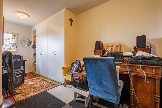Venda de apartamento mobiliado com 3 quartos, quintal e churrasqueira no condomínio. — Suíte 