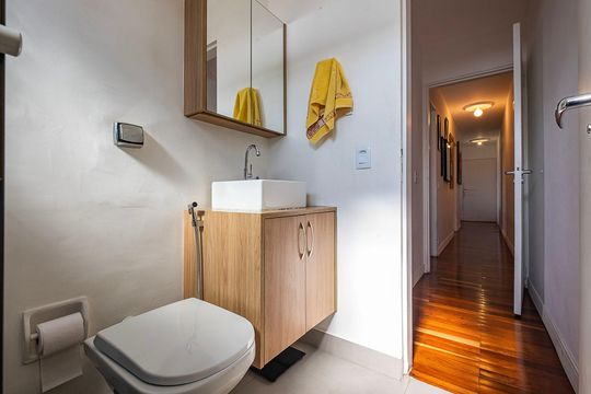Venda de apartamento mobiliado com 3 quartos, quintal e churrasqueira no condomínio. — Banheiro Suíte Master