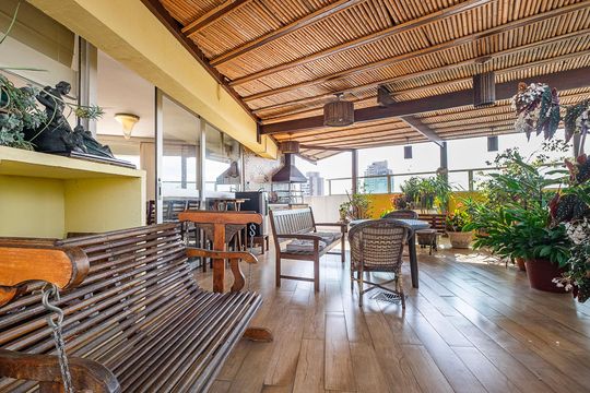 Venda de apartamento mobiliado com 3 quartos, quintal e churrasqueira no condomínio. — Terraço