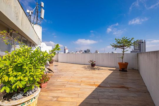 Venda de apartamento mobiliado com 3 quartos, quintal e churrasqueira no condomínio. — Terraço