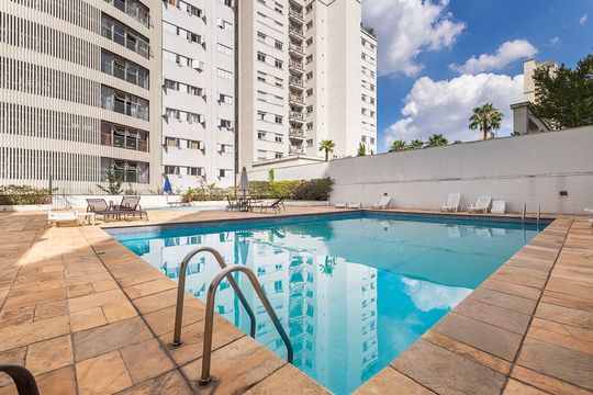 Venda de apartamento mobiliado com 3 quartos, quintal e churrasqueira no condomínio. — Área comum - Piscina