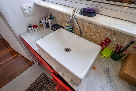 Venda de apartamento mobiliado com 3 quartos, quintal e churrasqueira no condomínio. — Banheiro da Suíte Americana