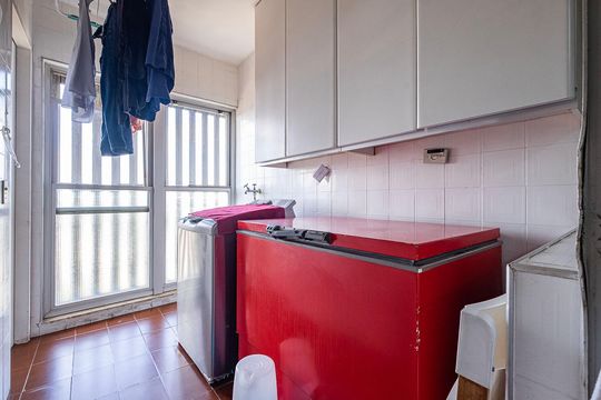 Venda de apartamento mobiliado com 3 quartos, quintal e churrasqueira no condomínio. — Cozinha - Lavanderia
