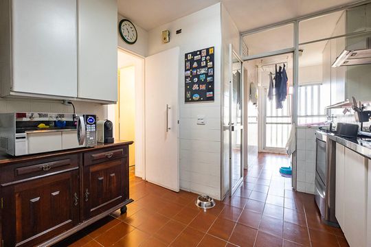 Venda de apartamento mobiliado com 3 quartos, quintal e churrasqueira no condomínio. — Cozinha