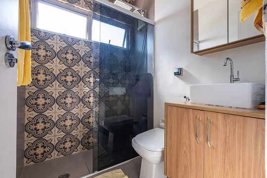 Venda de apartamento mobiliado com 3 quartos, quintal e churrasqueira no condomínio. — Banheiro Suíte Master