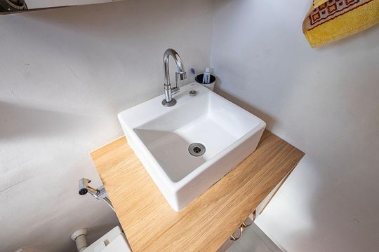 Venda de apartamento mobiliado com 3 quartos, quintal e churrasqueira no condomínio. — Banheiro Suíte Master