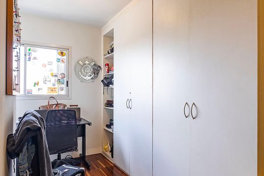 Venda de apartamento mobiliado com 3 quartos, quintal e churrasqueira no condomínio. — Suíte 