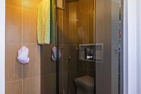 Venda de apartamento mobiliado com 3 quartos, quintal e churrasqueira no condomínio. — Banheiro da Suíte Americana