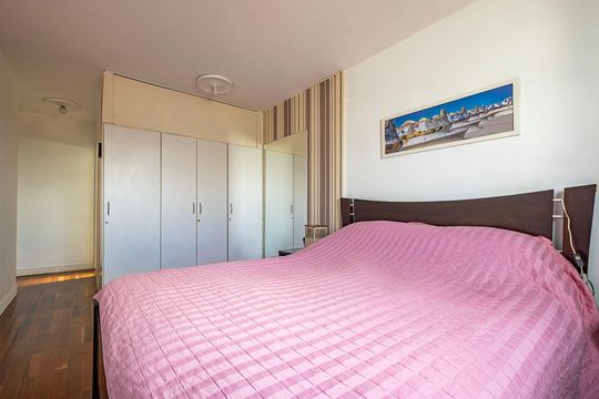 Venda de apartamento mobiliado com 3 quartos, quintal e churrasqueira no condomínio. — Suíte Master