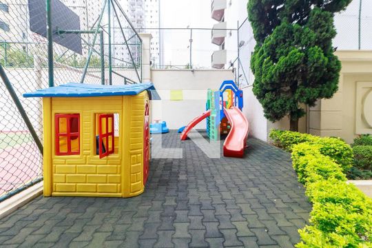 Apartamento à venda na Cidade Monções, 3 quartos, varanda, mobiliado, piscina e academia no condomínio. — Playground
