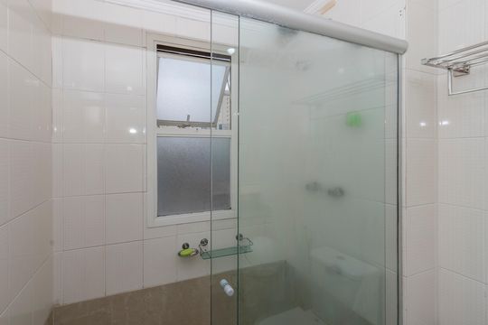 Compra apartamento no Brooklin com 3 quartos, closet e academia no condomínio. Pet friendly. — Banheiro da Suíte 1
