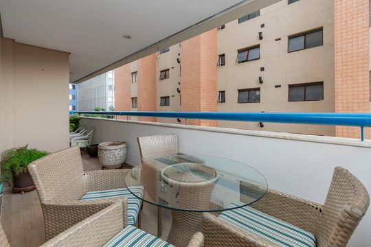 Compra apartamento no Brooklin com 3 quartos, closet e academia no condomínio. Pet friendly. — Varanda