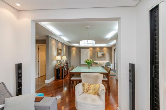 Compra apartamento no Brooklin com 3 quartos, closet e academia no condomínio. Pet friendly. — Sala de TV