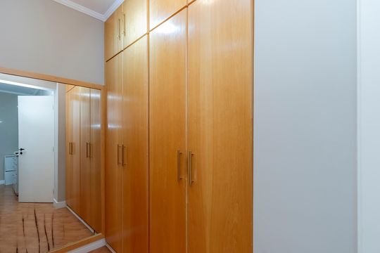 Compra apartamento no Brooklin com 3 quartos, closet e academia no condomínio. Pet friendly. — Closet da Suíte 1