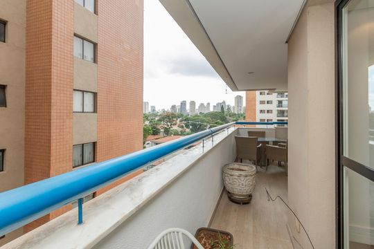 Compra apartamento no Brooklin com 3 quartos, closet e academia no condomínio. Pet friendly. — Varanda