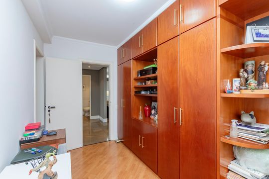 Compra apartamento no Brooklin com 3 quartos, closet e academia no condomínio. Pet friendly. — Escritório