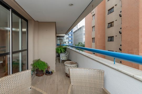 Compra apartamento no Brooklin com 3 quartos, closet e academia no condomínio. Pet friendly. — Varanda