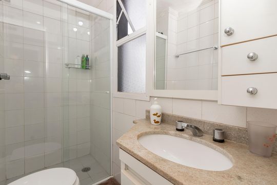 Compra apartamento no Brooklin com 3 quartos, closet e academia no condomínio. Pet friendly. — Banheiro da Suíte 3