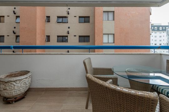 Compra apartamento no Brooklin com 3 quartos, closet e academia no condomínio. Pet friendly. — Varanda