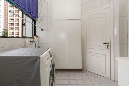 Compra apartamento no Brooklin com 3 quartos, closet e academia no condomínio. Pet friendly. — Área de Serviço