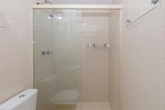 Compra apartamento no Brooklin com 3 quartos, closet e academia no condomínio. Pet friendly. — Banheiro da Suíte 2