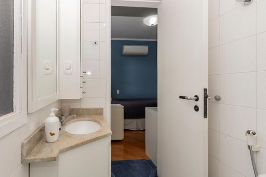 Compra apartamento no Brooklin com 3 quartos, closet e academia no condomínio. Pet friendly. — Banheiro da Suíte 3