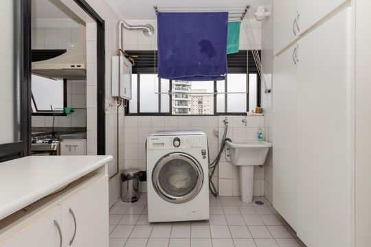 Compra apartamento no Brooklin com 3 quartos, closet e academia no condomínio. Pet friendly. — Área de Serviço