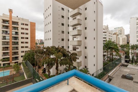 Compra apartamento no Brooklin com 3 quartos, closet e academia no condomínio. Pet friendly. — Varanda da Suíte 1