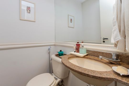 Compra apartamento no Brooklin com 3 quartos, closet e academia no condomínio. Pet friendly. — Lavabo