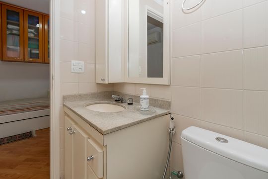 Compra apartamento no Brooklin com 3 quartos, closet e academia no condomínio. Pet friendly. — Banheiro da Suíte 2