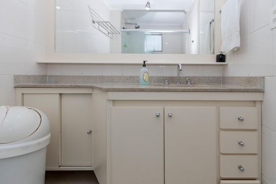 Compra apartamento no Brooklin com 3 quartos, closet e academia no condomínio. Pet friendly. — Banheiro da Suíte 1