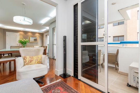 Compra apartamento no Brooklin com 3 quartos, closet e academia no condomínio. Pet friendly. — Sala de TV