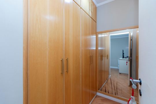 Compra apartamento no Brooklin com 3 quartos, closet e academia no condomínio. Pet friendly. — Closet da Suíte 1