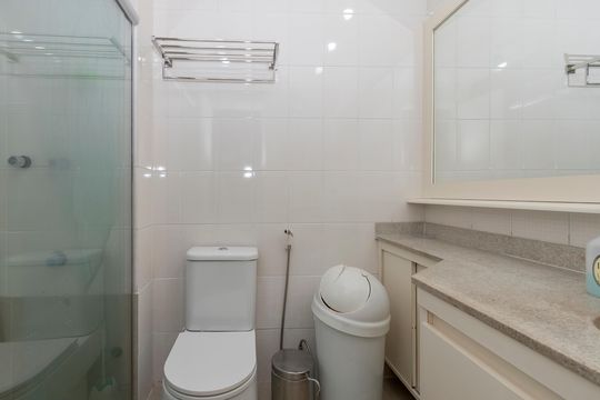Compra apartamento no Brooklin com 3 quartos, closet e academia no condomínio. Pet friendly. — Banheiro da Suíte 1