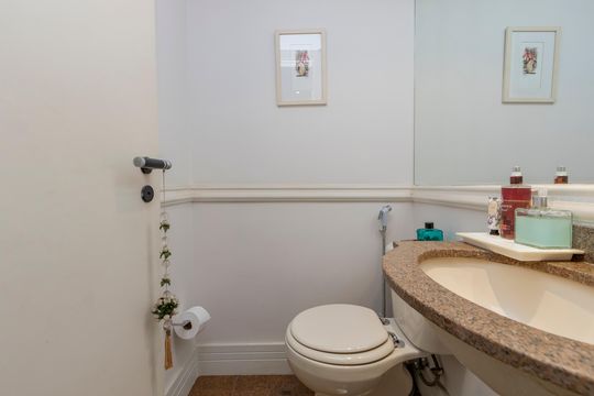 Compra apartamento no Brooklin com 3 quartos, closet e academia no condomínio. Pet friendly. — Lavabo