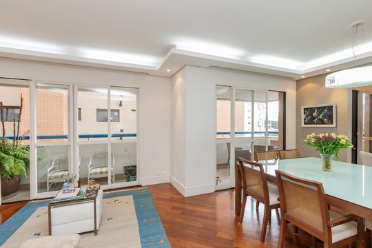 Compra apartamento no Brooklin com 3 quartos, closet e academia no condomínio. Pet friendly. — Sala