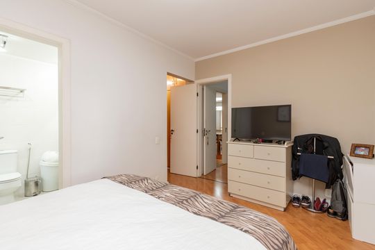Compra apartamento no Brooklin com 3 quartos, closet e academia no condomínio. Pet friendly. — Suíte 1