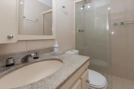 Compra apartamento no Brooklin com 3 quartos, closet e academia no condomínio. Pet friendly. — Banheiro da Suíte 2