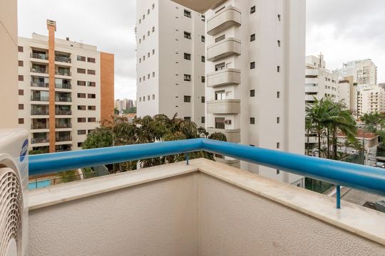 Compra apartamento no Brooklin com 3 quartos, closet e academia no condomínio. Pet friendly. — Varanda da Suíte 1