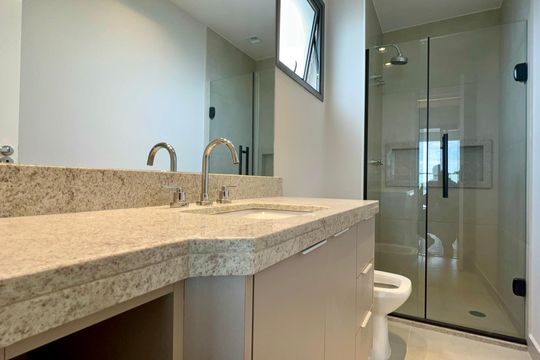 Apartamento com varanda, 2 quartos, churrasqueira e academia no condomínio para comprar. — Banheiro da Suíte 2