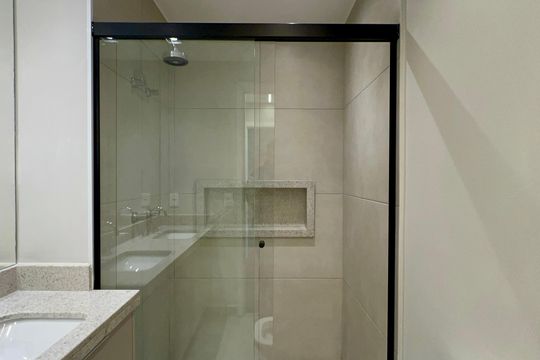 Apartamento com varanda, 2 quartos, churrasqueira e academia no condomínio para comprar. — Banheiro da Suíte 1