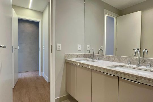Apartamento com varanda, 2 quartos, churrasqueira e academia no condomínio para comprar. — Banheiro da Suíte 1
