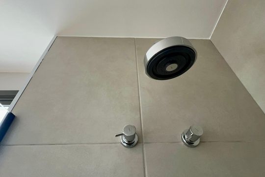 Apartamento com varanda, 2 quartos, churrasqueira e academia no condomínio para comprar. — Banheiro da Suíte 2