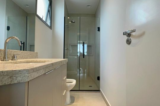 Apartamento com varanda, 2 quartos, churrasqueira e academia no condomínio para comprar. — Banheiro da Suíte 2
