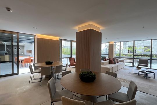 Apartamento com varanda, 2 quartos, churrasqueira e academia no condomínio para comprar. — Área comum - Salão de festas