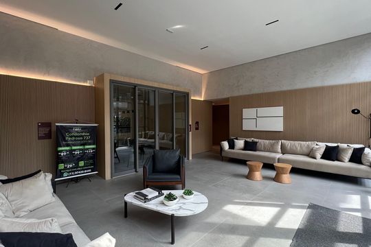 Apartamento com varanda, 2 quartos, churrasqueira e academia no condomínio para comprar. — Hall de entrada