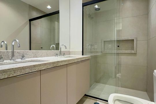 Apartamento com varanda, 2 quartos, churrasqueira e academia no condomínio para comprar. — Banheiro da Suíte 1