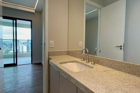 Apartamento com varanda, 2 quartos, churrasqueira e academia no condomínio para comprar. — Banheiro da Suíte 2